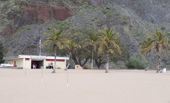Медицински пункт и палми на плаж Лас Тереситас